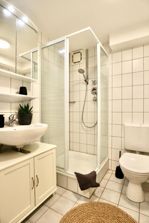 Gallery Apartment: Maisonette + Free Parking + Netflix Essen Bagian luar foto